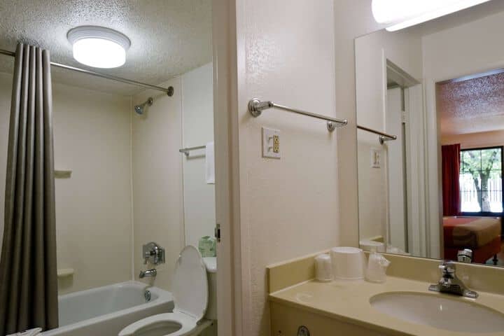 Room 17 of 28