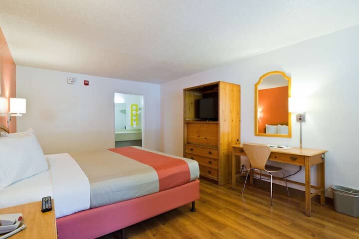 Room 11 of 28